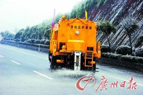 工程车正在京珠北高寒路段撒融雪剂。结冰路段为连州南风坳段交通一度中断昨天（24日）下午3时恢复通车。